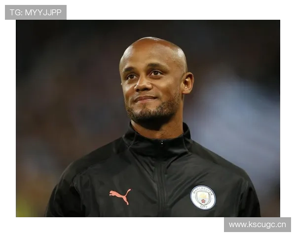 孔帕尼推着婴儿车在街角遛弯，身后那辆跑车像放在路边的展示品