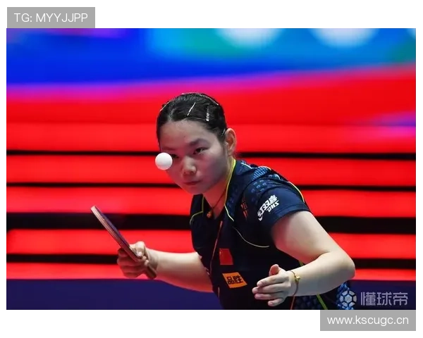 何卓佳上午汗流满面练球，傍晚手拎新包，这反差我看傻了