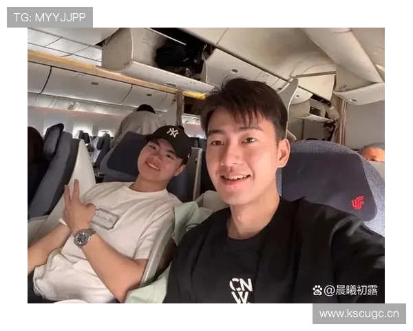 看见梁伟铿下机场那一刻我懵了，训练样子跟私服简直两个世界，钱味太冲了