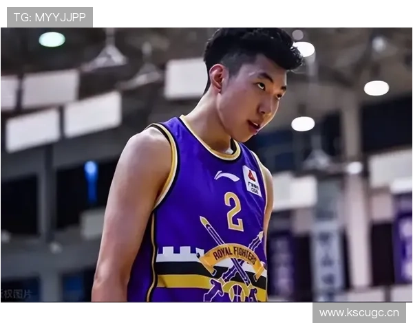 谌龙训练间隙瘫沙发上，看着月光都像明星后花园那种感觉！